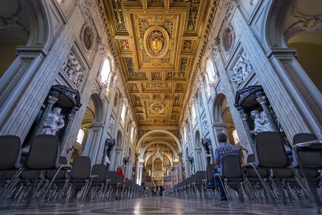 Sur les Pas des Saints : Rédiger un Mémoire sur les Églises Liées à l’Histoire des Saints Français